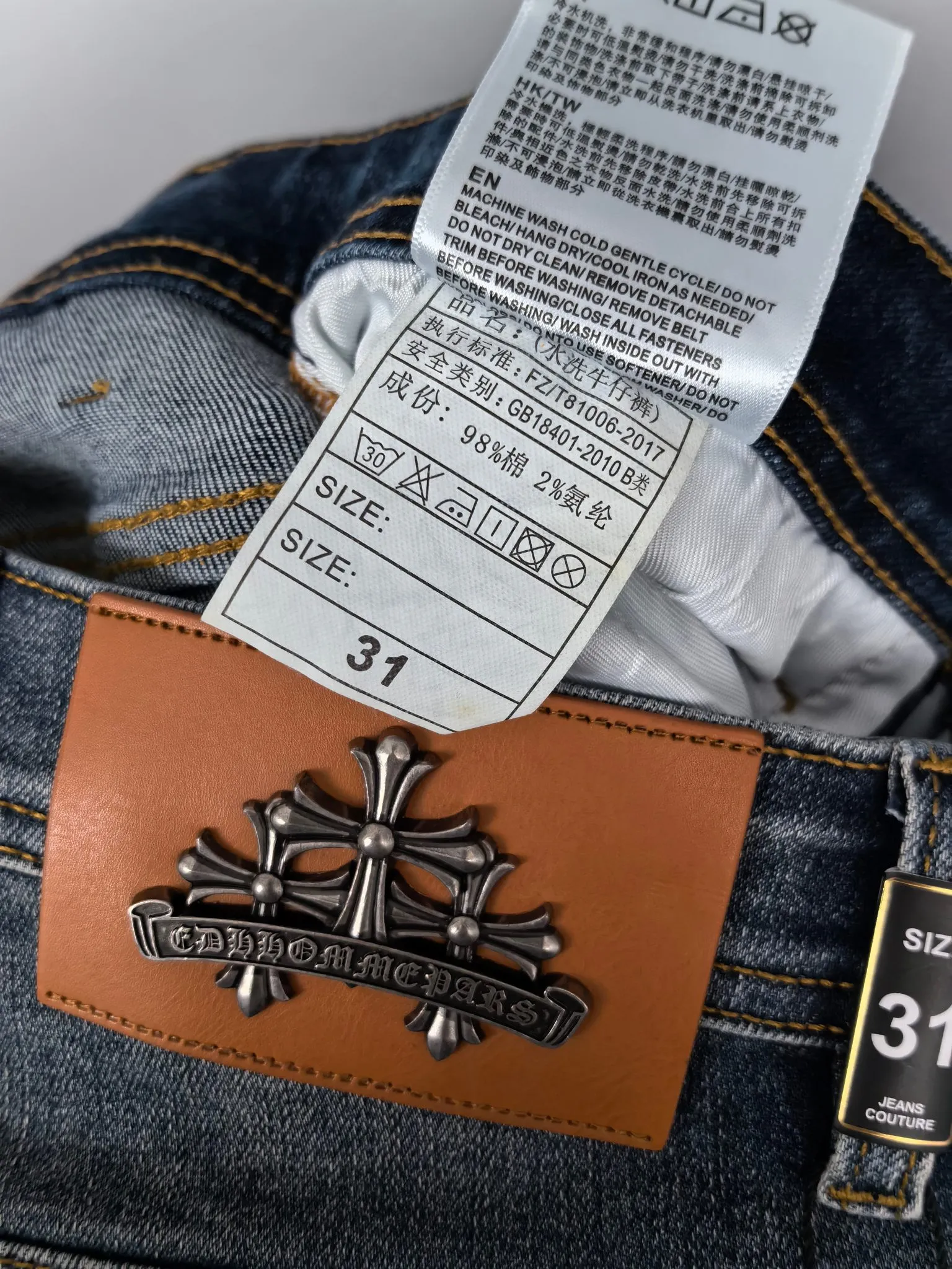 P400 Chrome Hearts men's denim jeans, official album and poster wear style!  High-grade imported denim raw-color fabrics are supplied to customers. We specially select pure 13oz denim fabrics from Okayama, Japan. They are washed with heavy-duty environmentally friendly plant enzymes. The texture has a light retro color and is quite beautiful, which is very suitable for the autumn and winter colors. After washing, the fabric is soft and delicate, but has a strong sense of bones and a slight stretch, which provides an excellent comfortable experience. There is no damage from any technical elements throughout the body, retaining the purest tannin color! The details throughout the body are perfect, exquisite and elegant. The latest leather label on the waist highlights the brand's characteristics. The hardware accessories, leather label and wiring all reflect the craftsmanship! The silhouette is perfectly tailored and has excellent butt lift and slimming effect. It can be easily matched with any top in the wardrobe. It has wide compatibility and is suitable for various daily wear. The upper body is full of shape. It is a must-have trousers for those who are obsessed with quality control and 1V! Size: 29-38 No 35 37